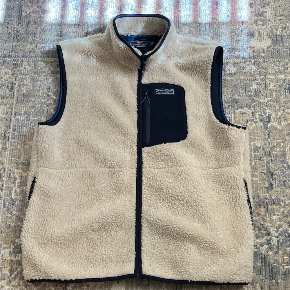 Men’s Vineyard Vines size XL Cream and Navy Blue Sherpa vest with chest pocket